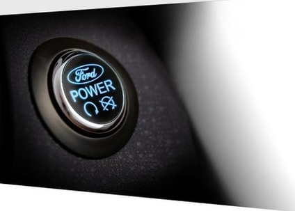 Xe Ford Fiesta 2014 khởi động bằng nút bấm.