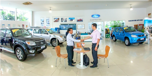 Đại diện Saigon Ford tư vấn cho khách hàng.
