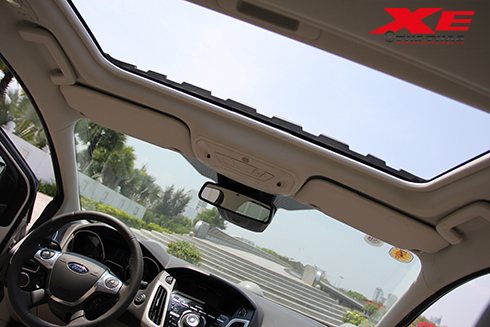 Cửa sổ trời trong xe Ford Focus 2014.